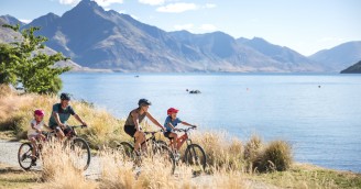 Family leisure biking Queenstown Gardens